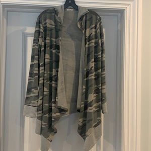 Camo print hooded lounge topper new size lg